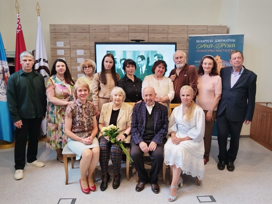 Презентация литературно-документальной выставки “Іду да вершаў пешшу...” в БГАМЛИ
