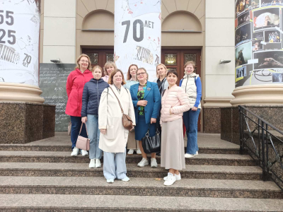 Работнікі БДАМЛМ наведалі выставу ў ТЮГ да юбілею тэатра