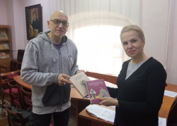 Гісторык тэатра Барыс Ільін наведаў архіў-музей