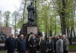 Ускладанне кветак да помніка Невядомага салдата на Ваенных могілках