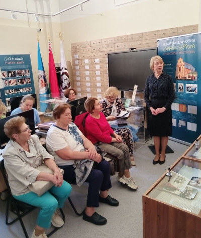 Экскурсія па літаратурна-дакументальнай выставе “Іду да вершаў пешшу...” у БДАМЛМ