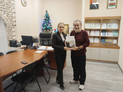 Вадзім Качан перадаў у БДАМЛМ сігнальны экзэмпляр свайго новага фотаальбома “Связь эпох: Беларусь в кадре истории”